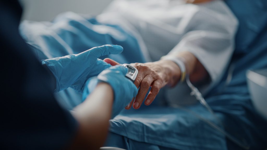 Pflegekraft misst Sauerstoffsättigung bei Patientin – Maifin Personalleasing Zeitarbeit Pflege im Krankenhaus